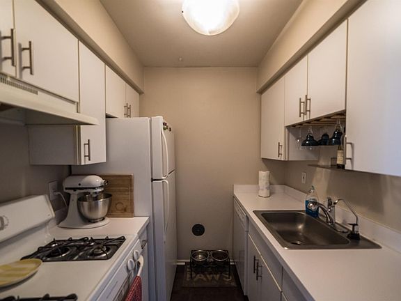 5th image of 509 Longshore Dr APT B