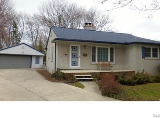 1185 Aline Dr, Grosse Pointe Woods, MI 48236