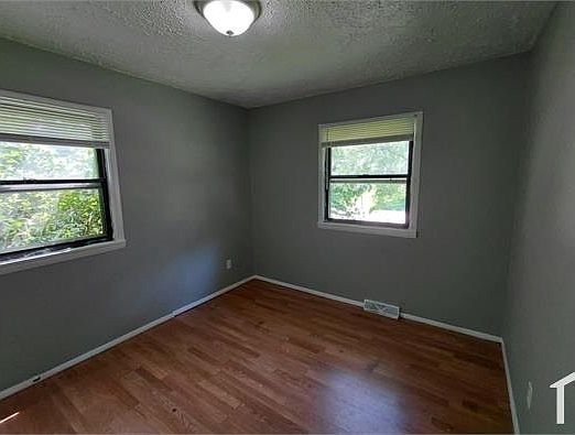 3rd image of 10112 Crown Point Dr