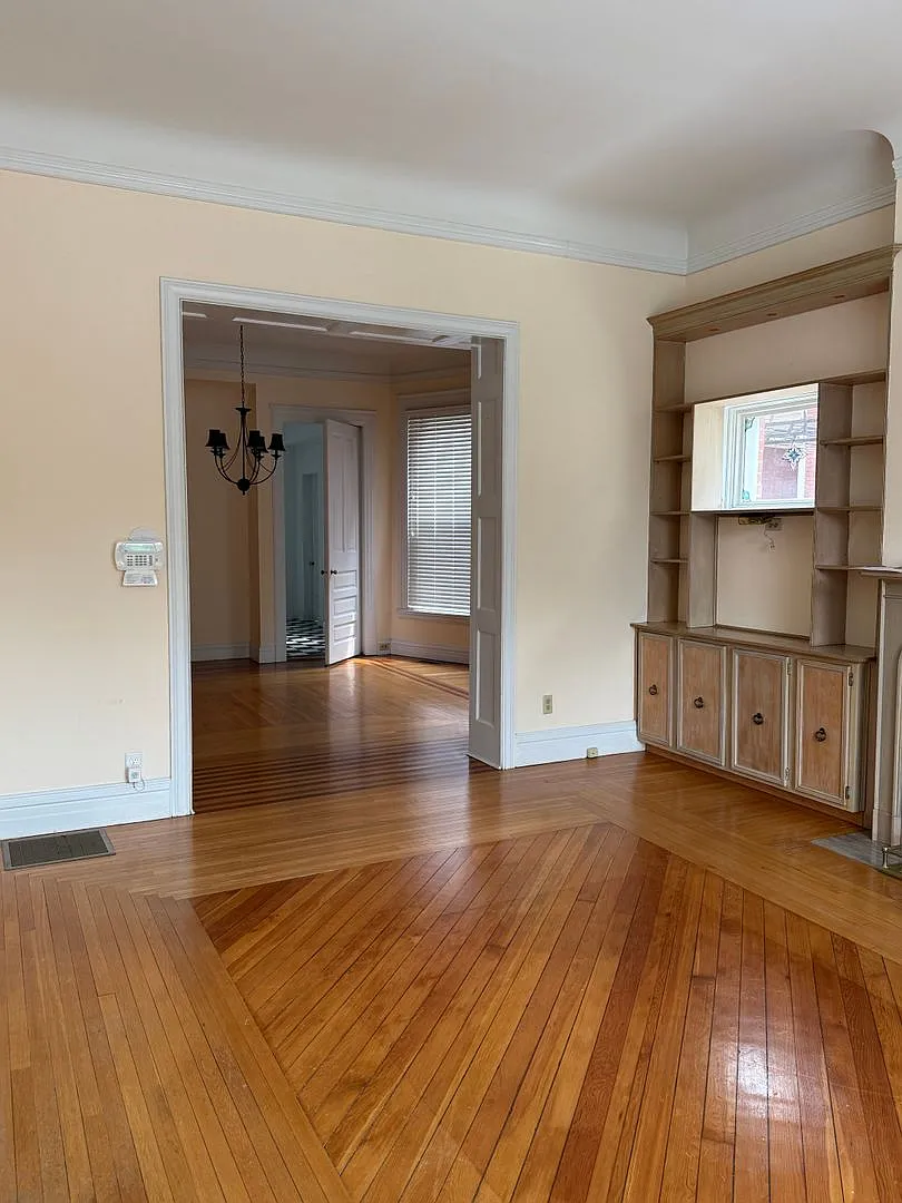 2340 Grandview — Photo 3