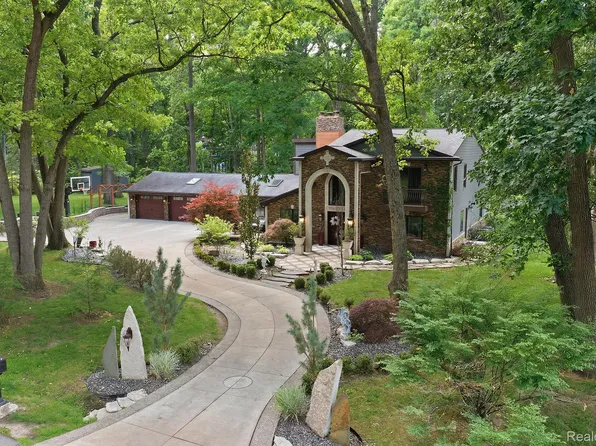 1258 Priscilla Ln, Rochester Hills, MI 48309