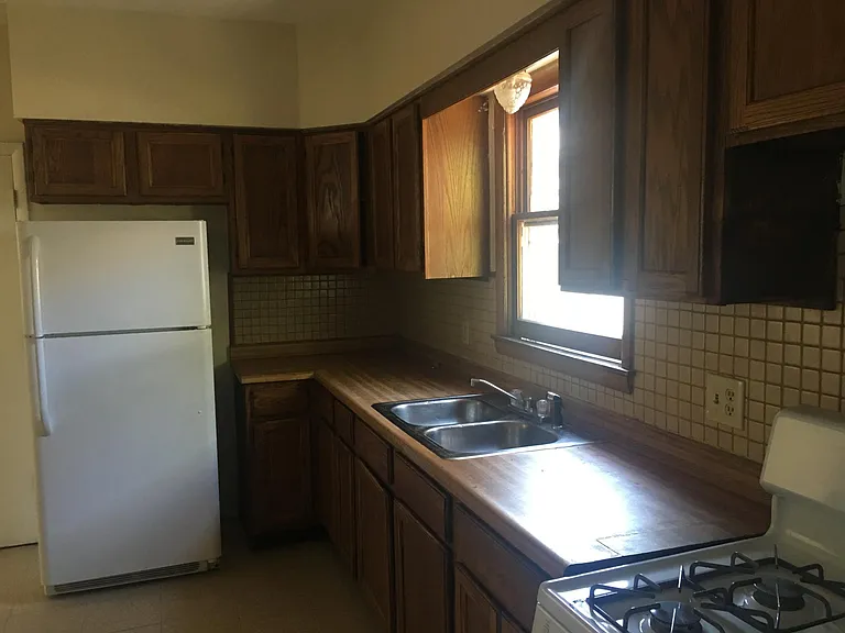 560 Grant St — Photo 7