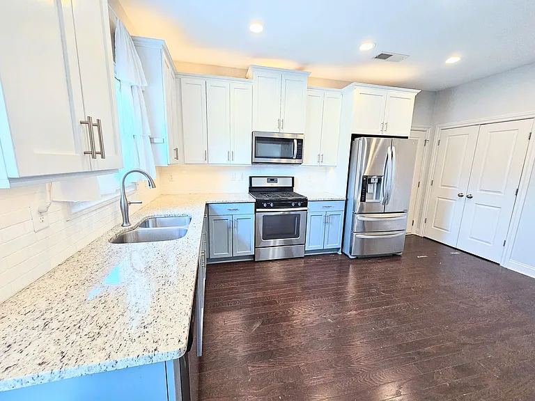 821 Westmoreland Cir NW — Photo 7