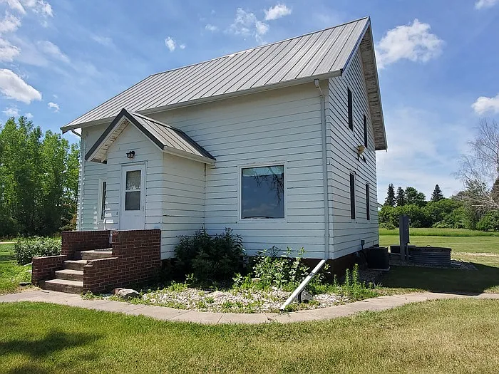 3 bed, 1.5 bath, 1642 sqft, $1,350 — Photo 1