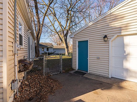 5th image of 6418 Cloverdale Ave N