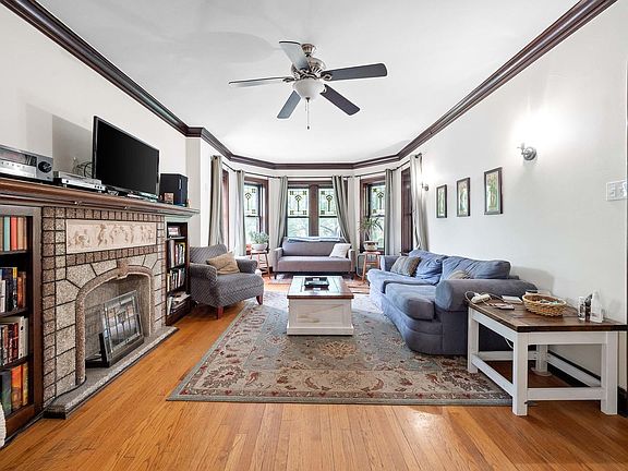 2nd image of 3425 N Oakley Ave #2