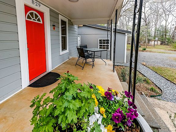 4th image of 829 Oak Springs Rd