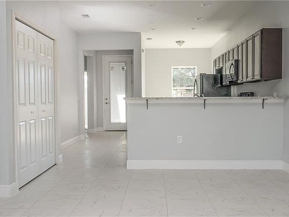 4th image of 401 Albatross Ct #B