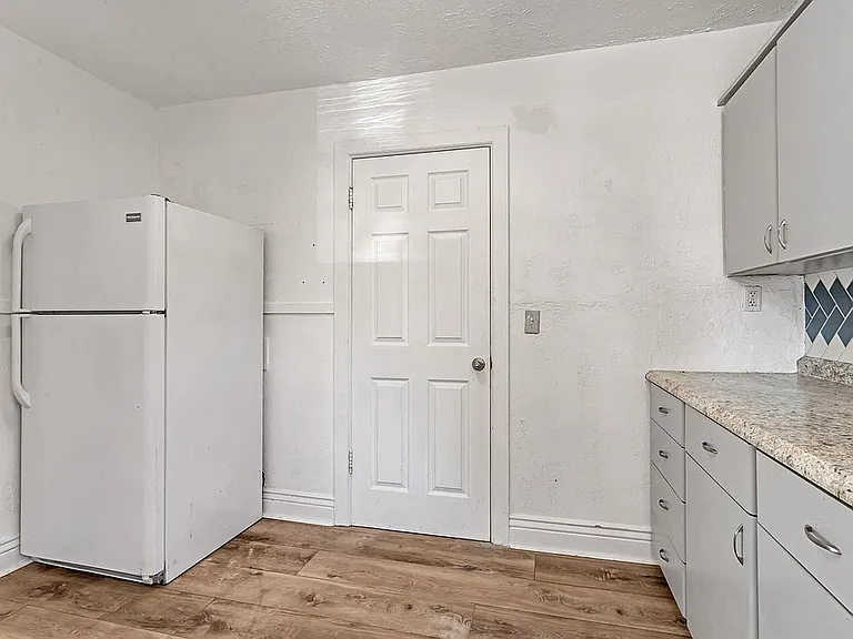 2846 Van Buren Ave — Photo 9
