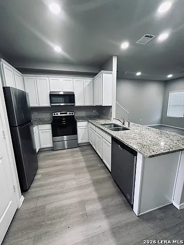3 bed, 2.0 bath, 2522 sqft, $1,425 — Photo 3