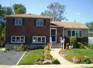 386 1st Ave, Massapequa Park, NY 11762