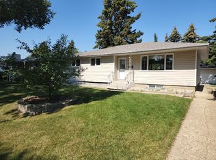 12 Lark St, Strathcona County, AB T8A0J3