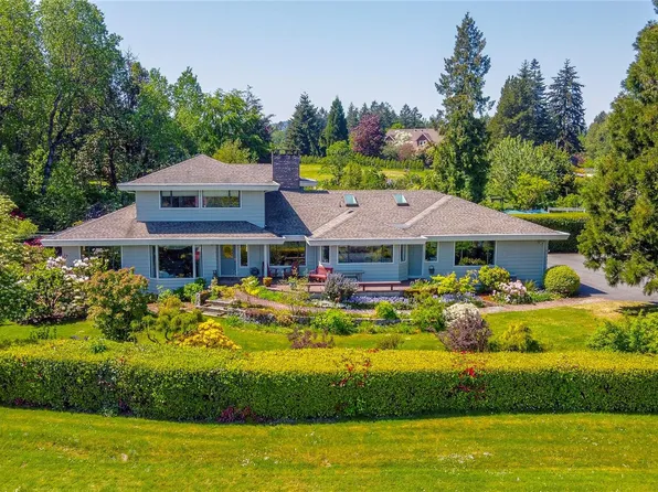 6454 Oldfield Rd, Central Saanich, BC V8M 1X8