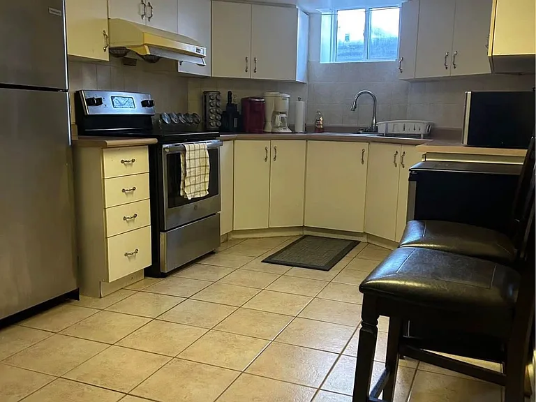 3311 Pilcom Cres — Photo 4