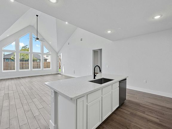 4th image of 205 Grand Canyon Way