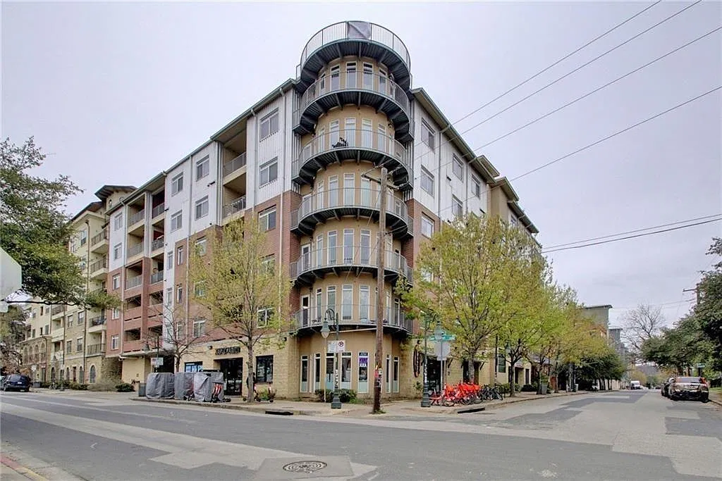 2 bed, 2.0 bath, 1045 sqft, $2,000 — Photo 3