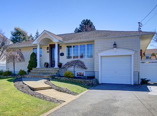 30 Brewster Rd W, Massapequa, NY 11758