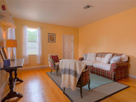 5th image of 527 N Carpenter Ave