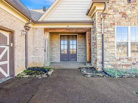 3rd image of 210 Cross Creek Dr