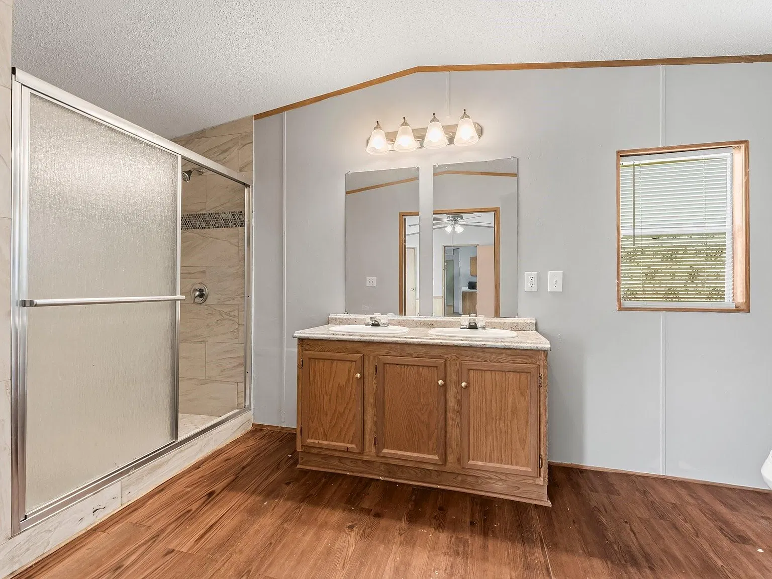 3 bed, 2.0 bath, 1216 sqft, $1,800 — Photo 2