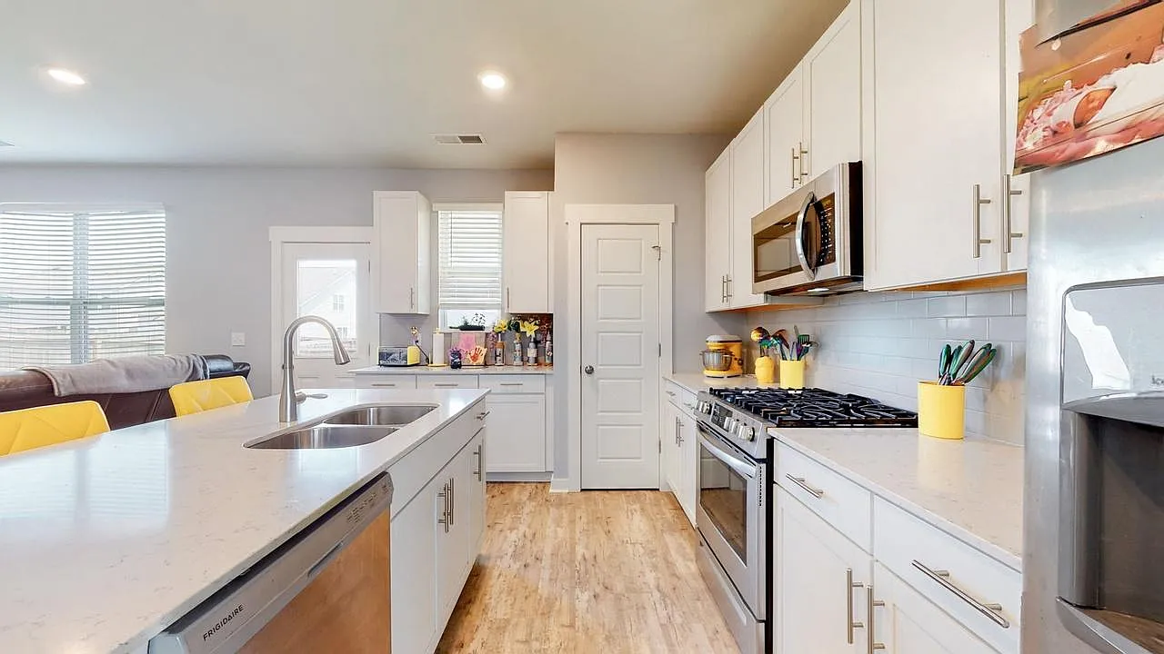 4 bed, 2476 sqft, $2,800 — Photo 3