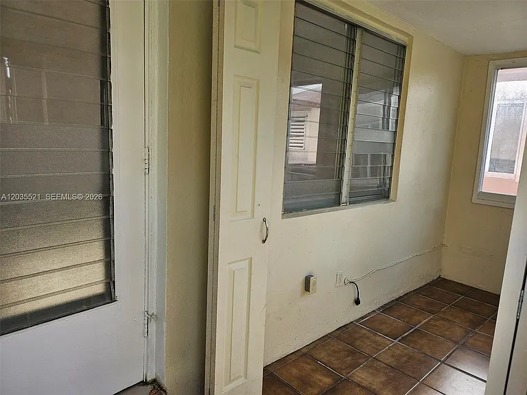 709 NE 4th Ct #6 — Photo 4