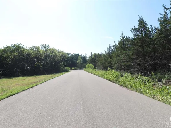 1708 Limestone Ln, Junction City, KS 66441