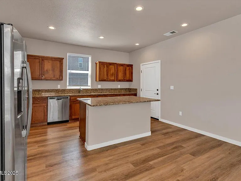 916 Garden Ct — Photo 8