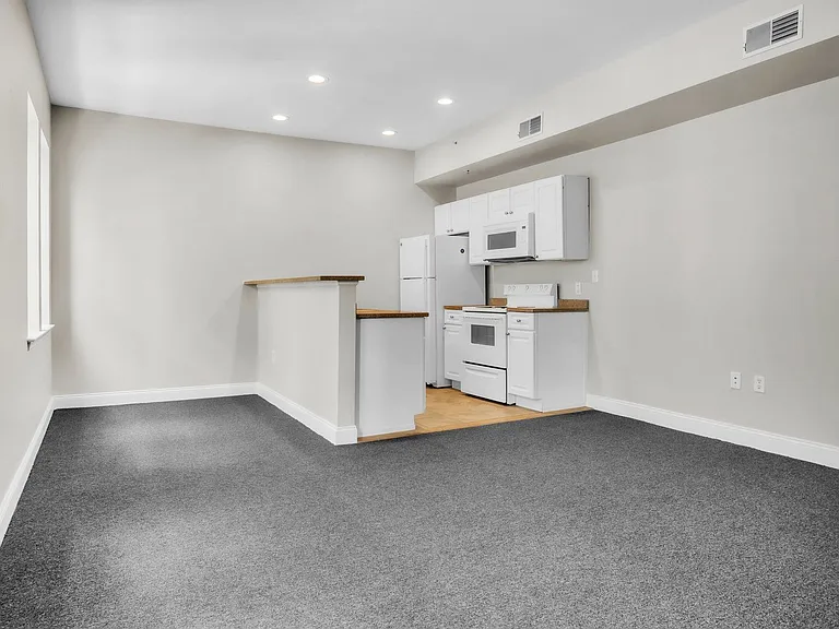 Farmington Avenue Apartments — Photo 22
