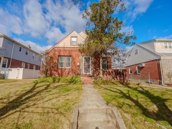 123 Nugent Street, New Hyde Park, NY 11040