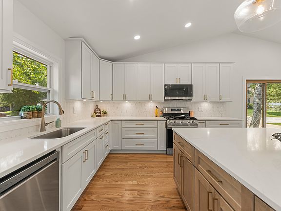 3rd image of 6557 Raintree Ct