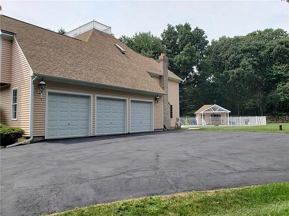 4th image of 399 Larchwood Dr