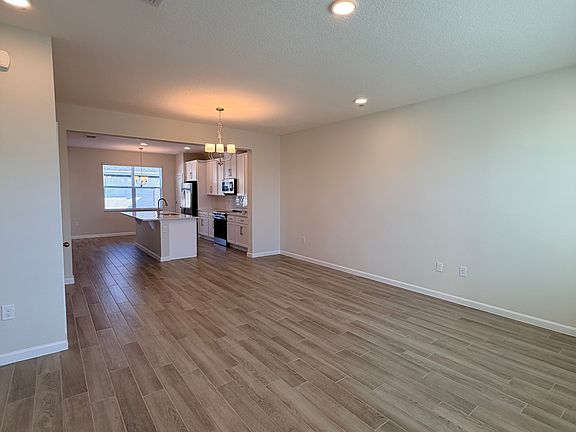4th image of 1387 Mount Royal Dr