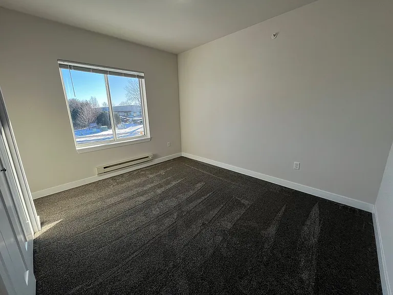Cottage Grove Commons: 1300 N Windsor — Photo 36