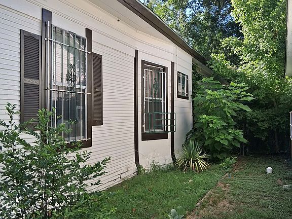2nd image of 3222 Garden Ln