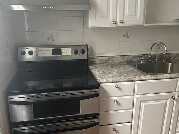 3rd image of 5248 Spruce St Floor 2