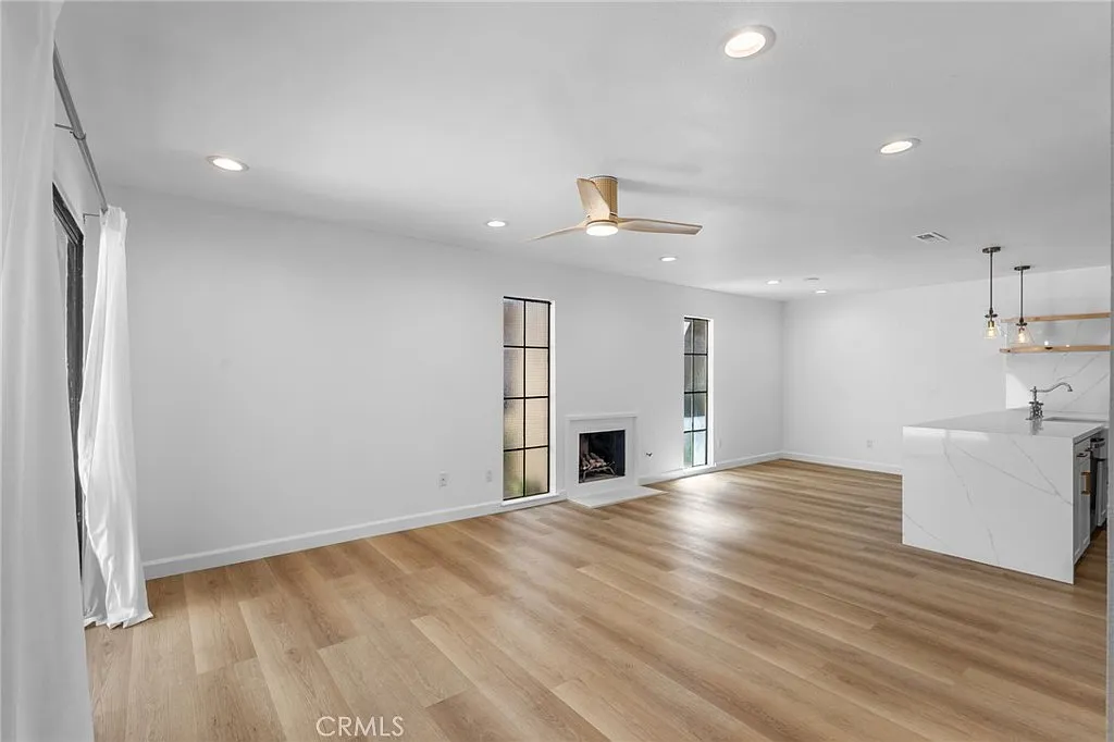 2 bed, 930 sqft, $3,450 — Photo 3