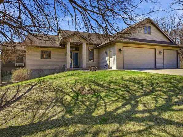 2792 Holly Ct NW, Swisher, IA 52338