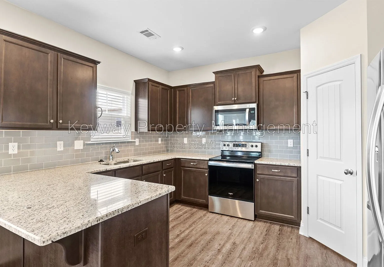 4 bed, 2.5 bath, 1707 sqft, $1,985 — Photo 3