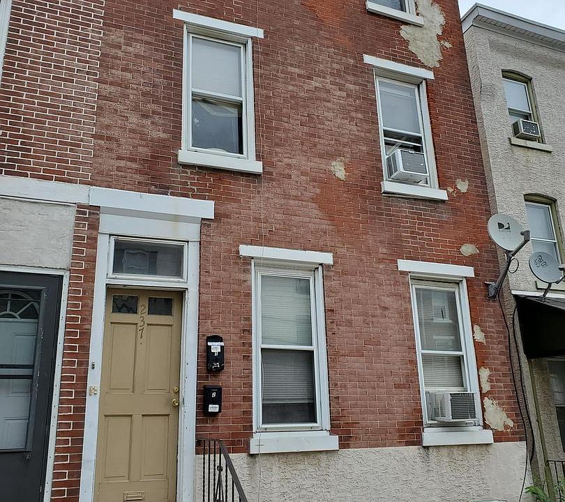 2nd image of 237 E Oak St