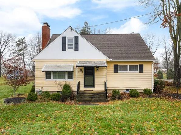 3738 Valley Dr, Barberton, OH 44203