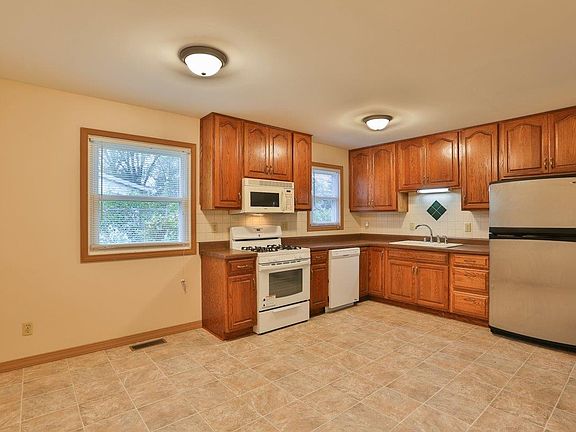 3rd image of 2601 Linden Dr