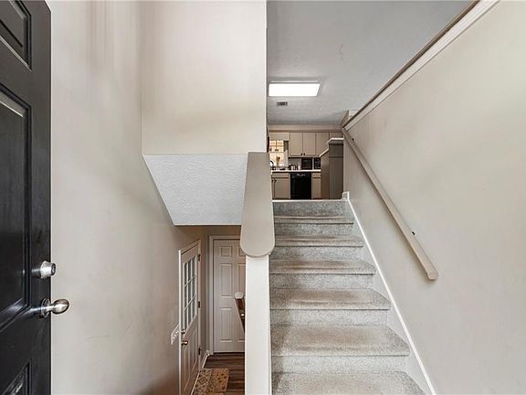 4th image of 143 Stoneview Dr
