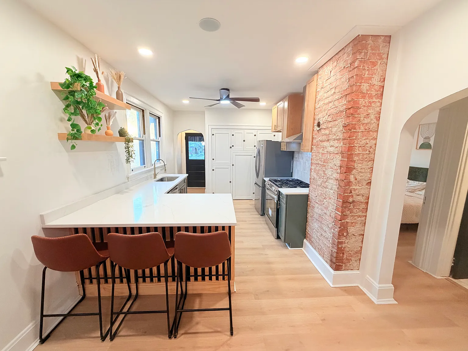2 bed, 960 sqft, $1,900 — Photo 3