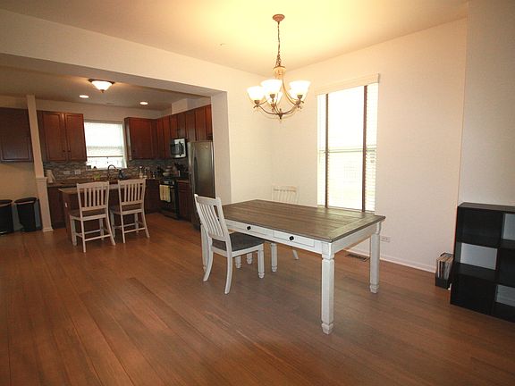 5th image of 325 Wildflower St