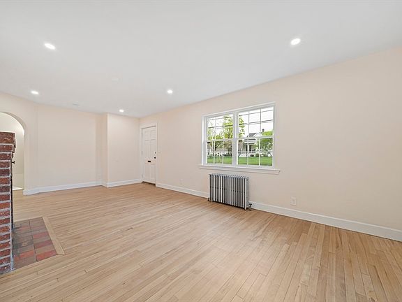 5th image of 60 Pleasantview Ave