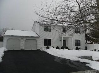12 Nottingham Dr, Wheatley Heights, NY 11798
