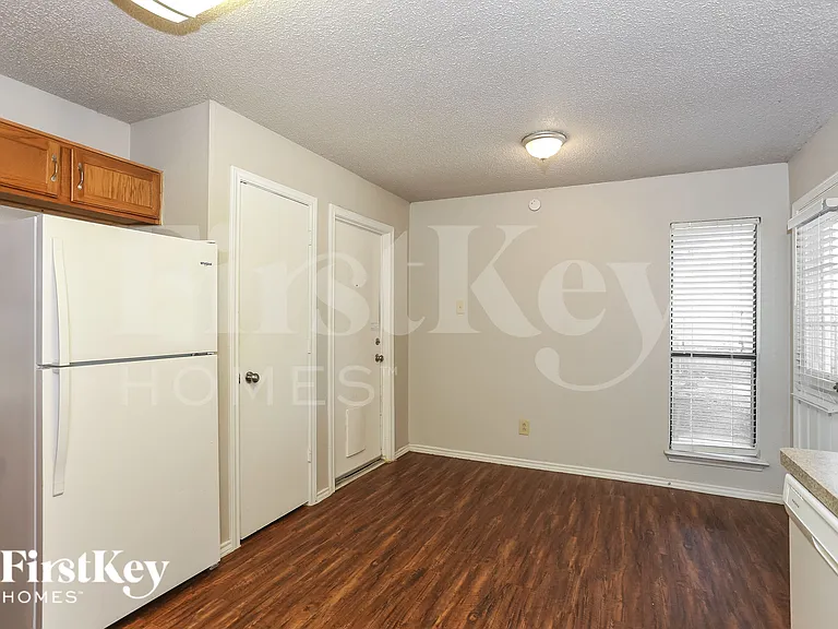 2321 Lakeshore Ln — Photo 5