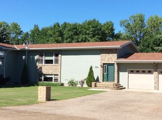 916 54th St SE, Minot, ND 58701