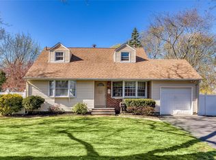 29 Royal Ln, Northport, NY 11768